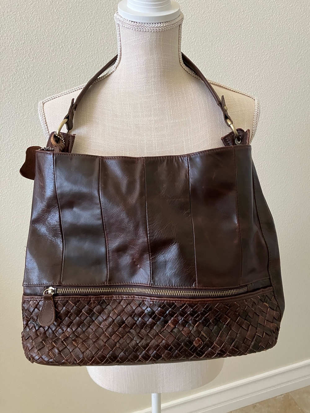 AmeriLeather Colton Leather Shoulder Bag, soft brown leather